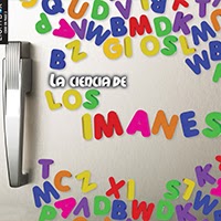 A book cover shows numerous colorful magnetic letters scattered on a light-colored refrigerator door, with the words "La ciencia de LOS IMANES" spelled out in the center using some of these letters.